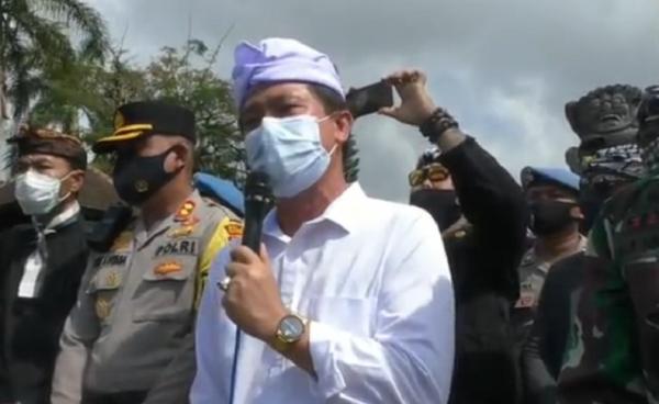 Bupati Klungkung I Nyoman Suwirta menerima ratusan warga Nusa Penida yang menggelar demo terkait pernyataan menghina yang diucapkan anggota DPD RI, Arya Wedakarna di Monumen Puputan, Selasa (3/11/2020). (iNews.id/I Gede Juliarsana)