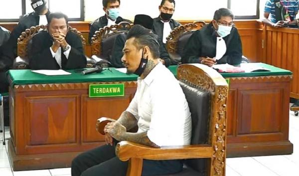 Jaksa menuntut Jerinx dengan pidana penjara 3 tahun dan denda Rp10 juta. (YouTube PN Denpasar)