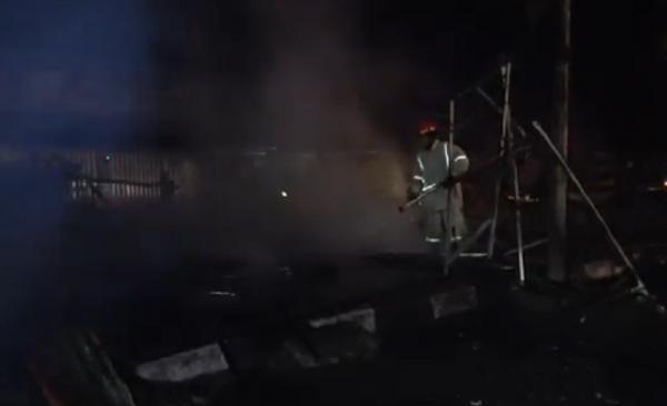 Tujuh kios di Jalan Sultan Alauddin, Makassar hangus terbakar, Selasa (3/11/2020) pagi. (iNews.id/Nur Bone)