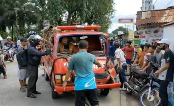 Sebuah mobil pemadaman kebakaran (damkar) di Pontianak, Kalimantan Barat mengalami tabrakan beruntun, Selasa (3/11/2020). (iNews.id/Uun Yuniar)