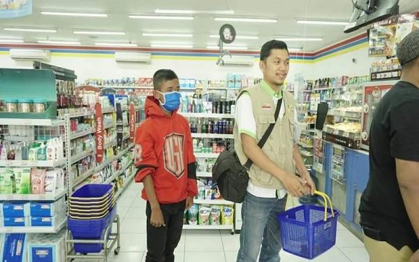 Tim Pesantren Al Hilal dan Akbar saat berbelanja untuk bekal pulang ke Garut. Foto/Tim Pesantren Al Hilal