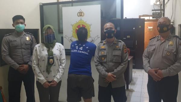 Pembunuhan Bogor Polisi menunjukkan K, tersangka pembunuh guru mengaji di Bogor, Jawa Barat, Rabu (4/11/2020). (Foto: Humas Polres Bogor).