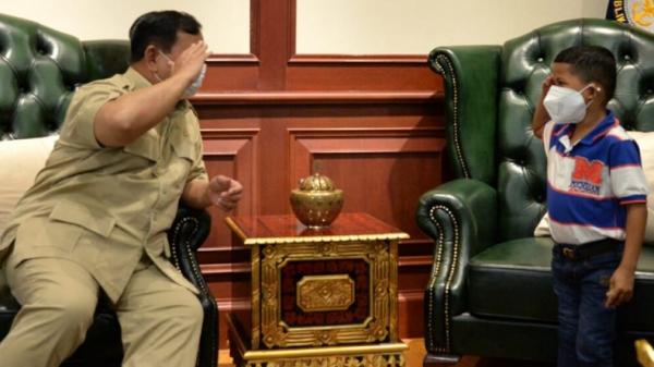 Stenly Yessi Ndun memberi hormat kepada Menhan Prabowo. (Foto: Kemhan).