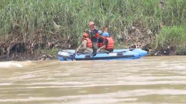 Tim gabungan melakukanpencarian buaya di Sungai Cisadane, Tangerang Selatan, Banten, Rabu (4/11/2020). (Foto: iNews/Nunung Purnomo)