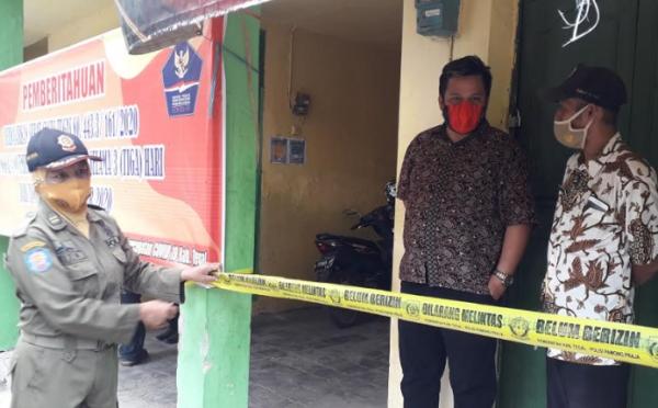 Pasar Kupu, Kecamatan Dukuhturi, Kabupaten tegal ditutup tiga hari setelah 17 pedagang dinyatakan positif Covid-19. (Foto: iNews/Yunibar)
