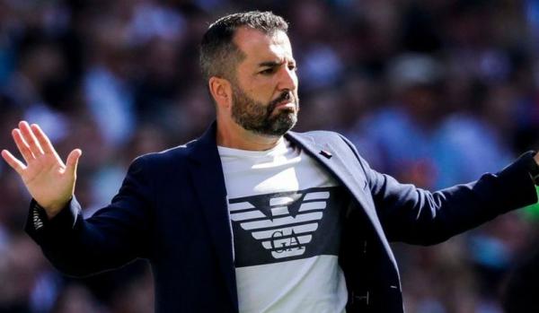 Mensos Juliari P Batubara dan Menteri Desa PDTT Abdul Halim Iskandar saat penyaluran BST tahap VIII di Kantor Desa Manyeti, Kecamatan Dawuan, Kabupaten Subang (5/11/2020). Foto/SINDOnews/Arif Budianto