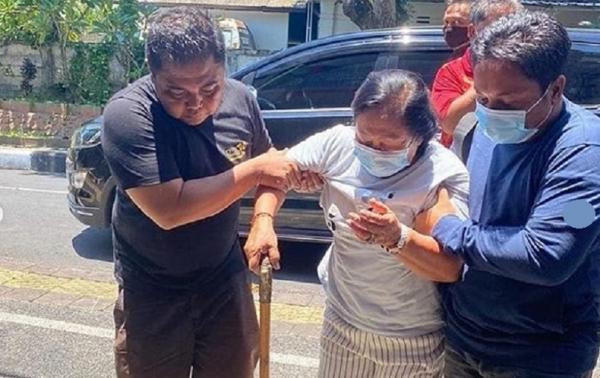 Tim gabungan Kejati Bali dan Kejari Klungkung menangkap buronan korupsi I Gusti Ayu Ardani di Denpasar, Kamis (5/11/2020). (Foto: Kejari Klungkung)