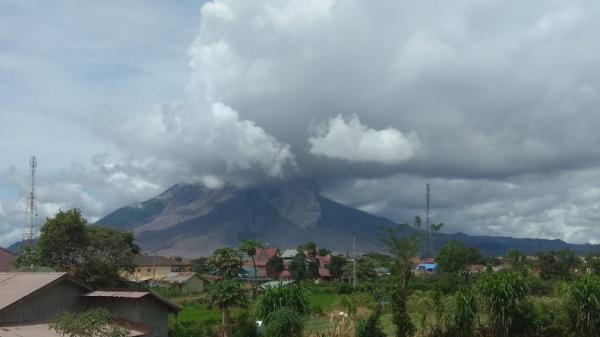 Erupsi Gunung  Sinabung  Luncurkan Guguran Awan Panas Sejauh 