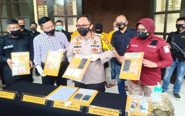 Kapolrestabes Bandung Kombes Pol Ulung Sampurna Jaya didampingi Kasatres Narkoba AKBP Ricky Hendarsyah dan Kasubbag Humas AKP Rahayu Mustikaningsih saat ekspos kasus. Foto/SINDOnews/Agus Warsudi