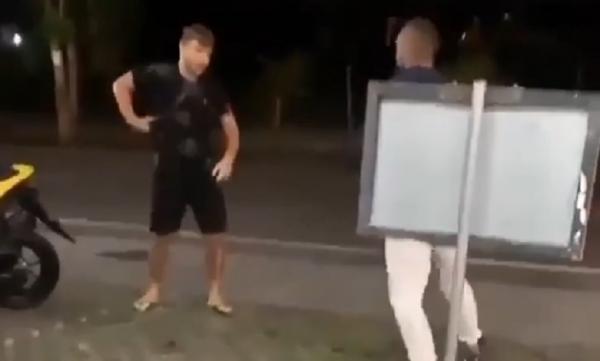 Tangkapan layar vide viral dua pria warga negara asing berkelahi di Kuta, Bali.