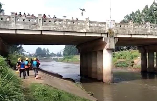 Video 3 Bocah Hanyut di Banjir Kanal Timur Jakarta, 1 Korban Hilang