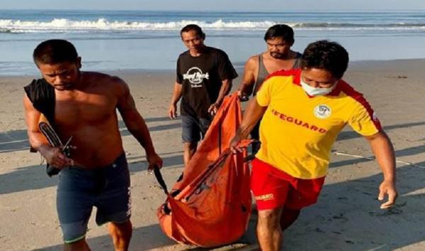 Mayat pria tanpa identitas ditemukan terdampar di Pantai Petitenget, Kuta Bali, Jumat (6/11/2020) pagi. (Foto: Sindonews/Miftachul Chusna)