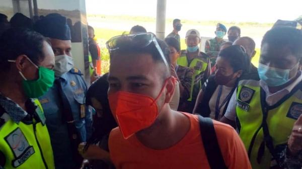 Aktor dan presenter tajir Raffi Ahmad tiba di Pulau Sumba, NTT, bersama Nagita Slavina dan teman-teman artisnya Luna Maya, Denny Cagur, dan Gisella Anastasia, Jumat (6/11/2020). (Foto: iNews/Dionisius Umbu Ana Lodu)