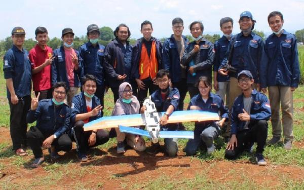 ROBOT.JPG Tim Aksantara ITB menunjukkan karya mereka. Foto/ITB