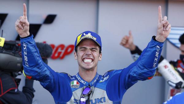 Joan Mir 2 Pembalap Suzuki Ecstar Joan Mir merayakan kemenangannya pada MotoGP Eropa 2020, Minggu (8/11/2020). (Foto: REUTERS)