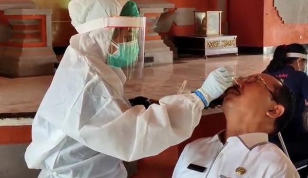 Pemkab Buleleng menggelar swab massal. Sebanyak empat ASN dinyatakan positif terpapar Covid-19. (iNews.id/Pande Wismaya)