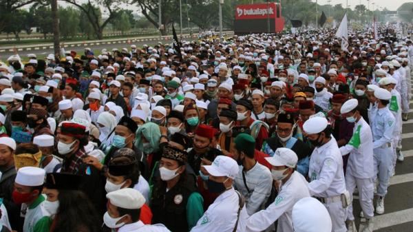 Soegiarno  saat  berziarah di makam kakaknya, Soegiarin di TPU Bergota Semarang, Senin (9/11/2020).  (Ahmad Antoni, Sindonews)