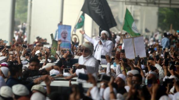10 Okz Habib Rizieq2 Haikal Hassan tampak memeluk Habib Rizieq Shihab yang tiba di Bandara Soetta, Tangerang, Banten pada Selasa (10/11/2020). (Foto: Istimewa)