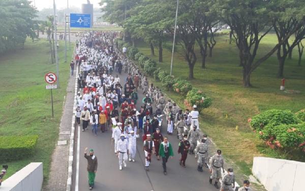 bandara habib 1 Massa berjalan kaki menuju Terminal 3 Bandara Soekarno-Hatta, Tangerang, Banten jelang kedatangan Habib Rizieq Shihab, Selasa (11/10/2020). (Foto: MNC Portal)