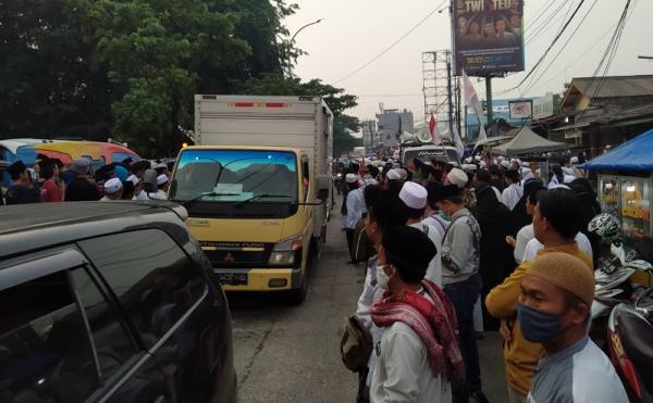 Massa pendukung Habib Rizieq Shihab menunggu di sekitar Bandara Soekarno-Hatta, Tangerang, Banten, Selasa (11/10/2020). (Foto: MNC Portal)