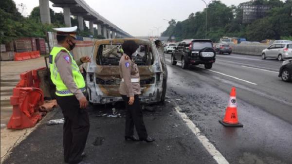 mobil terbakar PMJ2 Mobil terbakar di Tol Jagorawi. (Foto: PMJ).