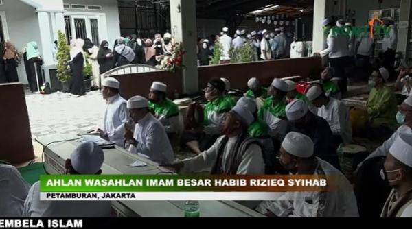 Tangkapan layar nyayian menyambut kedatangan Habib Rizieq Shihab di kediaman Petamburan, Jakarta, Selasa (10/11/2020)..