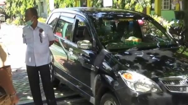 Dana Bos dicuri Mobil kepala sekolah yang kacanya dipecah saat pelaku mencuri dana bos (Eka Guspriadi/iNews_