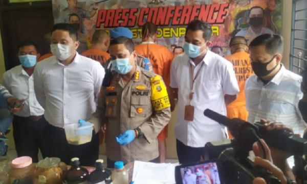 Home industri narkoba Bali Kapolresta Denpasar Kombes Jansen Avitus Panjaitan menyampaikan keterangan pers pengungkapan kasus home industry narkoba warga negara Australia, Rabu (11/11/2020). (Antara)