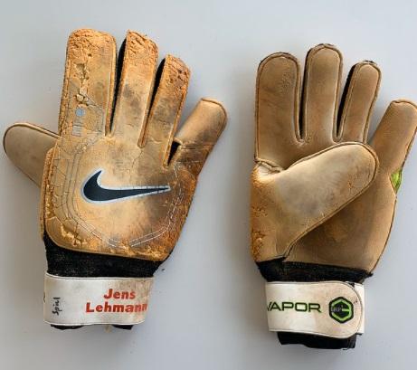 Sarung tangan yang digunakan Jens Lehmann kala membawa Arsenal juara tanpa terkalahkan pada Premier League 2003/2004. (Foto: Daily Mail)