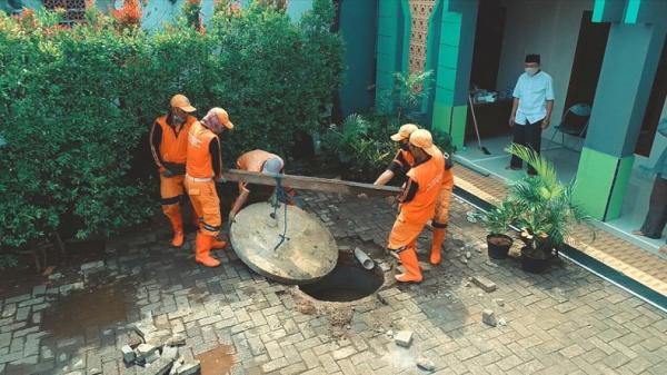 sumur resapan dki 2 Petugas PPSU membantu pembuatan drainase vertikal di musala warga. (Foto: Pemprov DKI Jakarta)