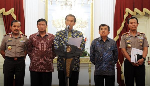Presiden Jokowi mengumumkan pergantian Kapolri dari Sutarman (kanan) ke Badrodin Haiti (kiri) pada 2015. (Foto: Antara).