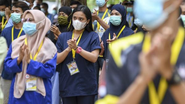 Tim Medis Tepuk Tangan 56 Detik Memperingati Hari ...