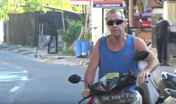 2 WNA Tak Pakai Masker WNA yang tak memakai masker terpaksa putar balik karenat tak boleh memasuki kawasan Pantai Batu Bolong, Canggu, Kuta Utara, Bali, Kamis (12/11/2020). (iNews.id/Bagus Alit)