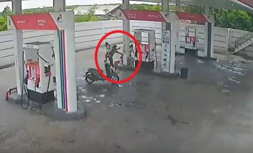Rekaman CCTV perampokan SPBU oleh pria berjaket ojol dan menodongkan pistol. (iNews.id/Aris Wiyanto)