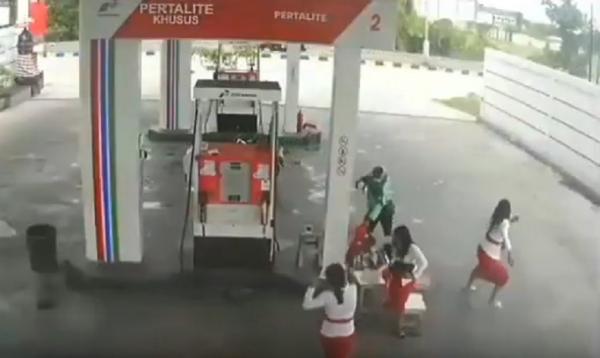 Rekaman CCTV perampokan SPBY oleh pria berjaket ojek online (ojol)  dan menodongkan pistol. (iNews.id/Aris Wiyanto)