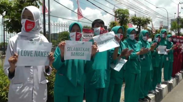 Perawat dari RSUD Siti Fatimah Palembang, Sumsel melakukan tepuk tangan selama 56 detik (Bambang Irawan/iNews)