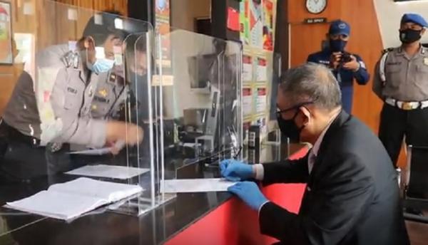 Sutarmidji melaporkan mahasiswa peserta demo yang memaki dirinya ke Polresta Pontianak,Kamis (12/11/2020). (iNews.id/Uun Yuniar)