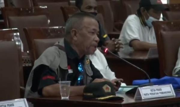 Warga Perumnas IV mendatangi DPRD Pontianak mengadukan batas wilayah yang masuk ke Kabupaten Kubu Raya, Rabu (11/11/2020). (iNews.id/Uun Yuniar)