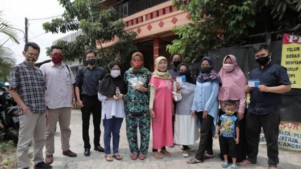 Sebagian warga pelaku UMKM yang telah menerima manfaat program Tangerang Emas di masa pandemi Covid-19. (Foto: Pemkot Tangerang)
