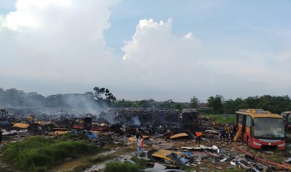 Kondisi Bus yang Terbakar di Bogor (Foto: Okezone/Putra)