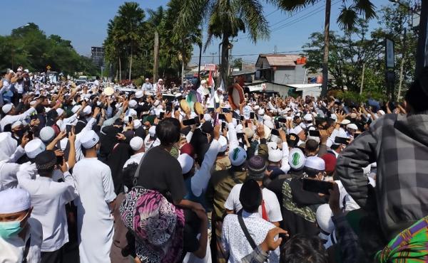 penampakan habib rizieq 3 Habib Rizieq menyapa pendukungnya di Simpang Gadog, Bogor, Jumat (13/11/2020) pagi. (Foto: Okezone)