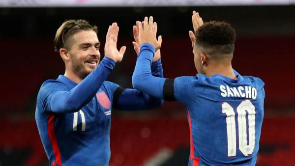 Winger Timnas Inggris Jadon Sancho (kanan) mendapat ucapan selamat dari Jack Grealish usai menjebol gawang Republik Irlandia pada uji coba internasional di Wembley, Jumat (13/11/2020) dini hari WIB. (Foto: REUTERS)