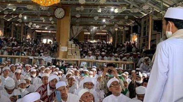 Ustaz Somad Ceramah Instagram Ustaz Abdul Somad menyampaikan ceramah kepada jemaah di Pondok Pesantren Alam dan Agrokultural Markaz Syariah, Kecamatan Megamendung, Kabupaten Bogor. (Foto: Instagram).
