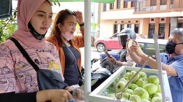 Tari Putri (26), pedagang rujak jambu di Tasikmalaya, Jabar, yang viral karena kecantikannya, Sabtu (14/11/2020). (Foto: iNews/Asep Juhariyono)