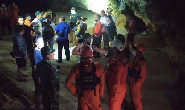 Tim SAR mengevakuasi 13 mahasiswa terjebak air laut pasang di Pantai Suluban, Uluwatu, Bali, Minggu (15/11/2020) dini hari.