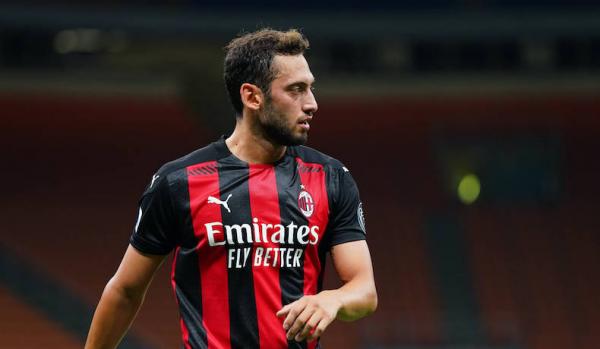 Gelandang AC Milan, Hakan Calhanoglu (Foto: Sempremilan)