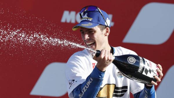 Joan Mir 2 Joan Mir merayakan suksesnya menjadi juara dunia MotoGP 2020 di Sirkuit Ricardo Tormo, Valencia, Spanyol, Minggu (15/11/2020) malam WIB. (Foto: REUTERS)