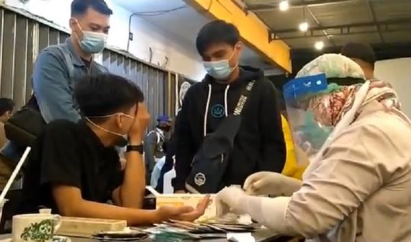 Rapid test warkop pontianak Rapid test pengunjung warung kopi di Pontianak, Minggu (16/11/2020) malam. (iNews.id/Uun Yuniar)