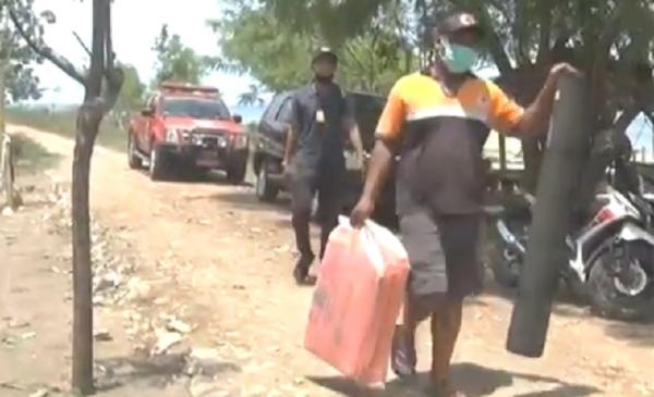 Warga Desa Patas dan Desa Pengulon menerima bantuan karpet dan matras untuk tempat tinggal sementara. (iNews.id/Zainuddin Yasin)