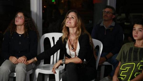 Ana Mayretta Ana Mayretta (tengah) tegang menyaksikan aksi anaknya, Joan Mir, dari televisi. (Foto: GPOne)